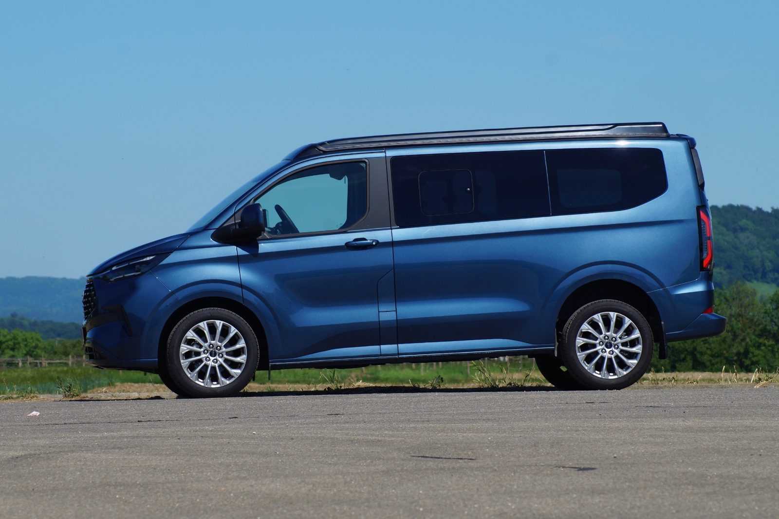 Blauer Ford Tourneo Custom Titanium Dein Held mit geschlossenem Dach in Seitenansicht