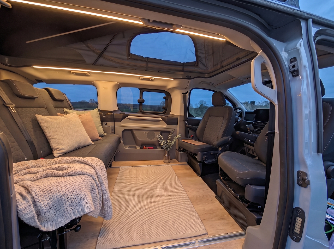 Dein Held Lounge-Setup mit Tisch und Stühlen